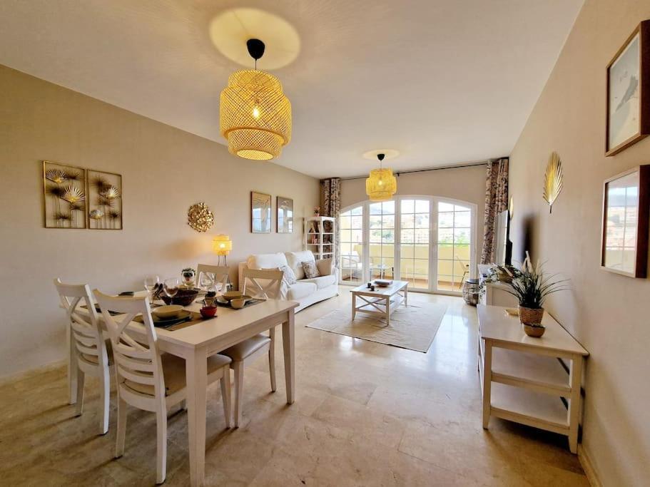 דירות Sitio de Calahonda Royal Golf View: 2Br, Pools & Ac מראה חיצוני תמונה
