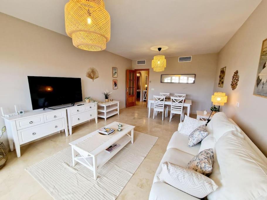 דירות Sitio de Calahonda Royal Golf View: 2Br, Pools & Ac מראה חיצוני תמונה