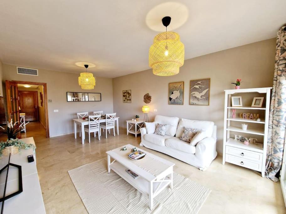 דירות Sitio de Calahonda Royal Golf View: 2Br, Pools & Ac מראה חיצוני תמונה